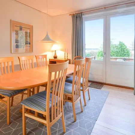 Feriehus 4 Bedroom Lovely In